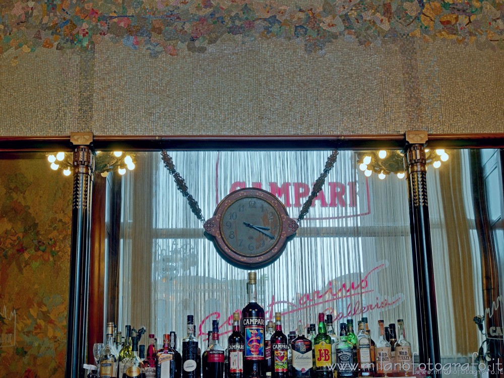 Milano - Mosaici e orologio liberty nel Bar Camparino